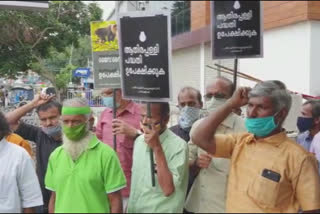 പാലക്കാട് ഒലവക്കോട് കെഎസ്ഇബി ഓഫീസ്  അതിരപ്പിള്ളി പദ്ധതി  ഒലവക്കോട് കെഎസ്ഇബി  പരിസ്ഥിതി ഐക്യവേദി പ്രതിഷേധം വാർത്ത  palakkad olavakode kseb news  protest athirapally project  athirapally project news  olavakode kseb office