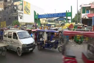 People violate social distancing norms at Delhi's Azadpur Mandi