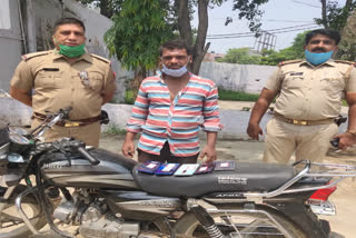 पुलिस की गिरफ्त़ में आरोपी.