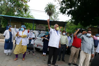 Doctors demonstrated against the suspension of the doctor
