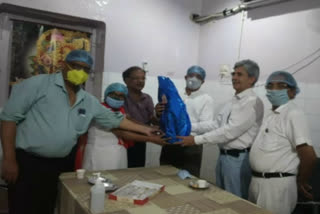 farewell party in operation theater at ghaziabad district government hospital
