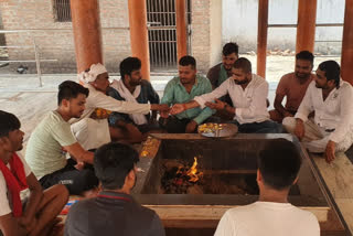 After the statement of MP Janardhan Mishra, Youth Congress performed a havan to provide goodwill