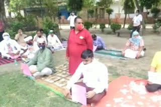 Congress leaders staged a silent protest against the UP government in Ghaziabad