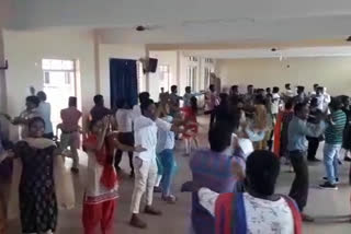 Mass dance of private college students in between lockdown