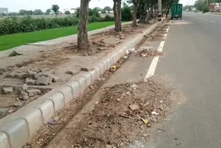 There are many piles of mud lying on Bakkarwala Main Road delhi