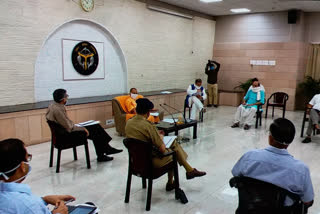लखनऊ में मुख्यमंत्री योगी आदित्यनाथ ने  टीम-11 के साथ की बैठक.