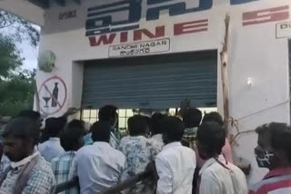 Heavy Que lines Infront of Wine Shops in Bukkarayasamudram ananthapuram district