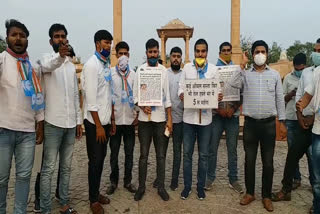 jaipur news,  rajasthan news,  Nitin Gadkari,  NSUI worker,  Gadkari's statement on government baboo,  NSUI burnt effigy of Gadkari,  Gadkari's controversial statemen