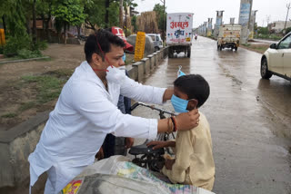 mask and sanitizer are being distributed to street vendors daily  in ghaziabad