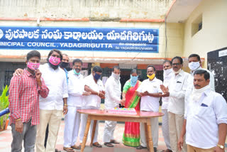 Rajya sabha Member Badugula Lingaiah yadav Birthday celebrations in Yadaghirigutta