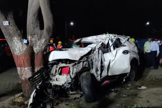 Car rams into tree in Maharashtra