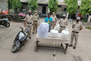 Two youths arrested with 1100 quarters of alcohol in Srinivaspuri outpost police