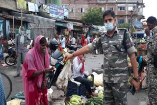 Police distributed masks among the needy in giridih