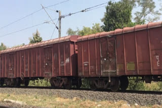 oods train derails  Train derails in UP  ചരക്ക് ട്രെയിൻ  ട്രെയിൻ പാളം തെറ്റി  ഗതാഗതം തടസപ്പെട്ടു  ഫിറോസാബാദ്  Firozabad