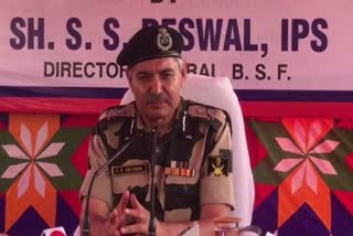 dg-bsf-reviews-security-along-india-pak-border-in-gujarat