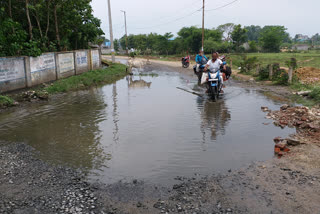 ରାସ୍ତାରେ ଆଣ୍ଠୁଏ ଉଚ୍ଚରେ ଡ୍ରେନ ପାଣି, ପୂର୍ତ୍ତବିଭାଗ ନିରବଦ୍ରଷ୍ଟା