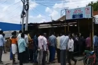 rush at wineshops in kurnool dst adoni even not woreing masks and maintain social distance