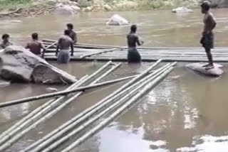 മലപ്പുറം  malappuram  rainy season comes  raft  tribal people  build  ചങ്ങാടം  ആദിവാസി ജനങ്ങൾ