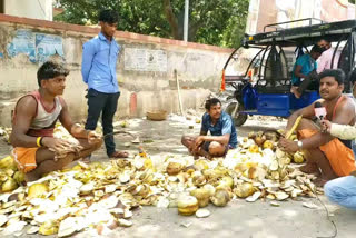 ताड़ का कोवा बेच रहे मजदूर