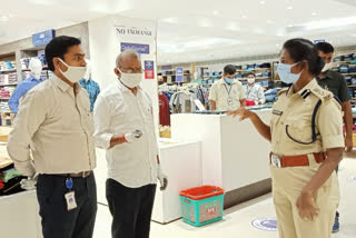 Vizianagaram SP visited shopping malls in Vizianagaram