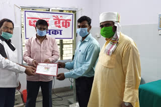 Social worker motivating for blood donation honored by giving certificate in dumka