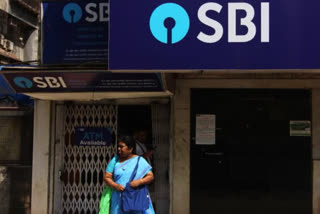 SBI closes 3 branches in Mumbai, Thane after spike in COVID cases among staff  SBI closes 3 branches in Mumbai  SBI closes 3 branches  SBI  COVID cases  COVID cases in SBI  business news  കൊവിഡ്‌ 19; മഹാരാഷ്ട്രയില്‍ എസ്‌ബിഐയുടെ മൂന്ന് ശാഖകള്‍ അടച്ചു  കൊവിഡ്‌ 19  എസ്‌ബിഐ  മുംബൈ