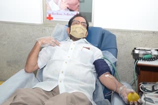 Mukhtar Abbas Naqvi donated blood