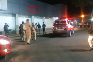 man injured in firing, युवक को गोली मारकर अपराधी फरार