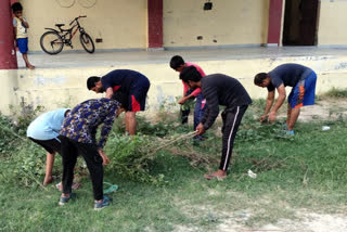 Players forced to do cleanliness in Adarsh ​​village Datauli stadium