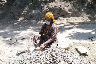 MNREGA laborers are following social distancing in Chamba