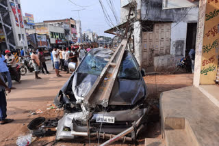 innova collided street pole that was going to escape a dog