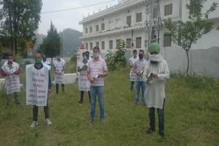 congress protested against state government in paonta sahib