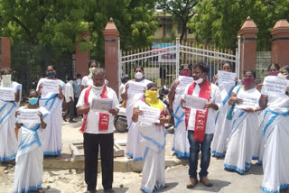 asha workers protest at karimanagar collectorate for facilities