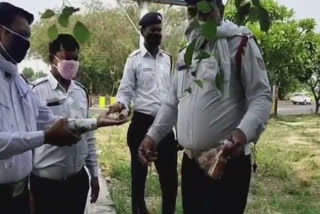 delhi traffic police distributed milk to needy at pickets