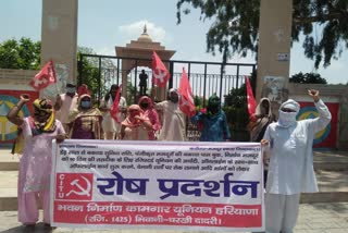 construction artisans protest in bhiwani due to their demands