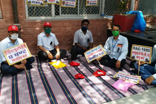 लोको पॉयलट ने किया प्रदर्शन, Loco pilot protest