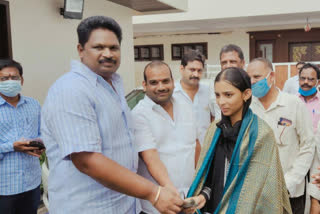 east godavari dst mla  gave prize to inter  student  got district   first