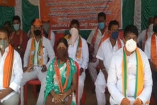 women protest in anantapur dst guntkala mro offcie about her land issue