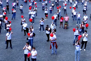 Italian nurses  Italian nurses release balloons  protest lack of support  Italian government  red balloons  lack of support  Several hundred nurses  ഇറ്റലി  ഇറ്റാലിയൻ സര്‍ക്കാരിനെതിരെ നഴ്സുമാര്‍  റോം  നഴ്‌സ്