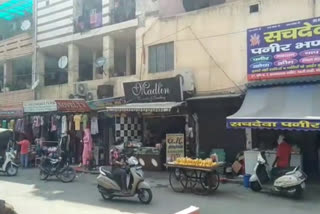 Moti Nagar Market shopkeepers are opening shops with fear of corona