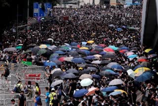 thousands-mourn-demise-of-raincoat-man-in-HK