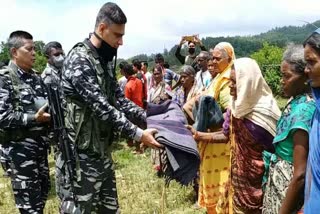Police and CRPF personnel distributed food items in gumla