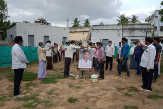 nayi brhamins honoured to cm jagan photo with milk in avanigadda