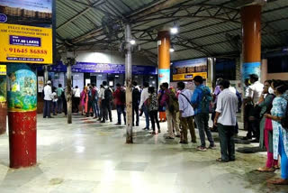 thane local starts  queues for local in thane  thane latest news  social distance violation thane  ठाणे लेटेस्ट न्यूज  ठाणे लोकल न्यूज  लोकलसाठी रांगा ठाणे