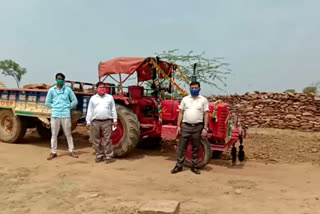 Tractor trolley seized in kanwas, kota news, कनवास में ट्रैक्टर ट्रॉली जब्त