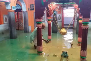 मंदिर परिसर में भरा पानी.