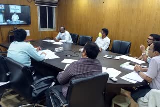 Guardian minister shambhuraj desai review meeting through vc in washim during corona crisis