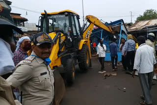 Officers cleared the street merchants shops in Bagalkot at time of corona