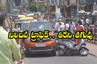 due to road accident lot of traffic is there at guntur district