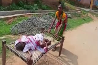 Utkal Grameen Bank  centenarian woman dragged on cot  centenarian woman dragged on cot to bank  Odisha woman dragged to bank  പെൻഷൻ  ഒഡിഷ  ബാങ്ക് മാനേജര്‍  സസ്പെൻഷൻ  നൗപദ  ഉത്‌കൽ ഗ്രാമീൺ ബാങ്ക്